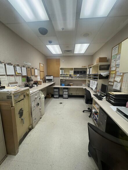 More Photos Of 14250 Prairie Ave, Hawthorne Freestanding For Lease