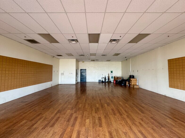 More Photos Of 10714 S Western Ave, Los Angeles Unknown For Lease