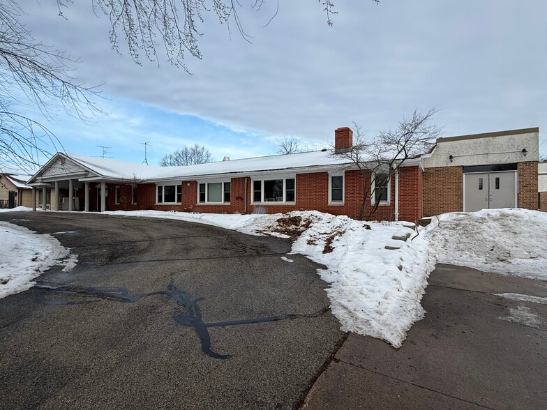 More Photos Of 165 S Chet Krause Dr, Iola Multifamily For Sale