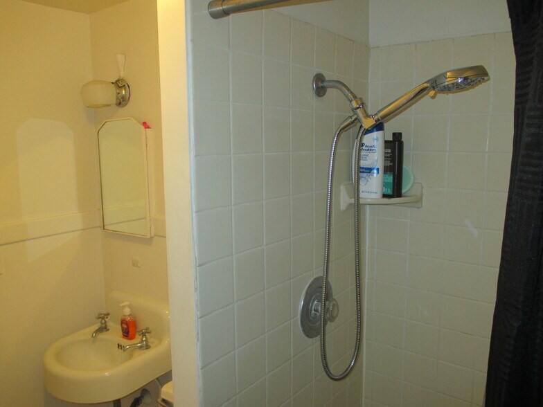 More Photos Of 905 NE Lake St, Pullman Multifamily For Sale