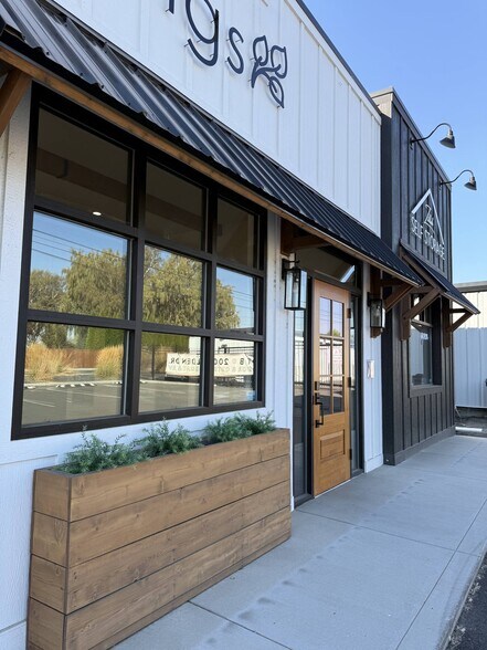 More Photos Of 101 W Northstone Pky, Zillah Freestanding For Lease