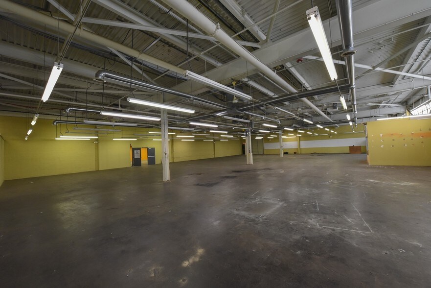 More Photos Of 122 Mill Rd, Oaks Warehouse For Lease