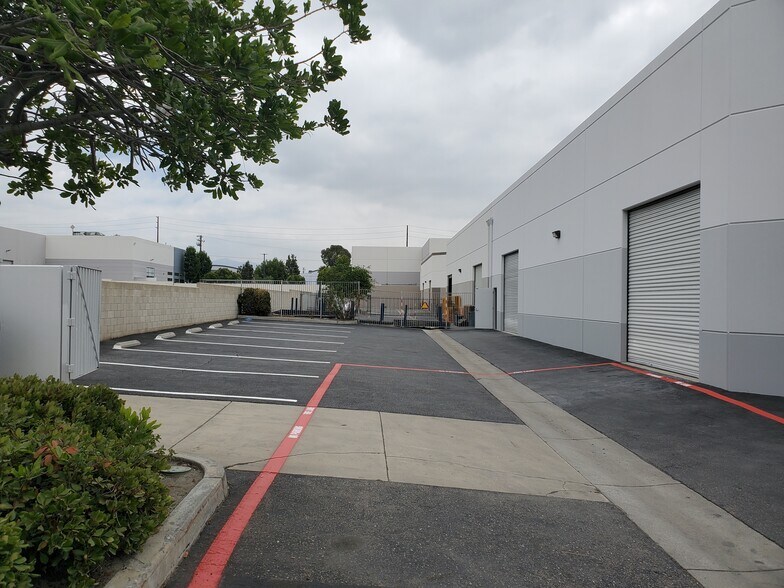 More Photos Of 1321 W Foothill Blvd, Azusa Warehouse For Lease