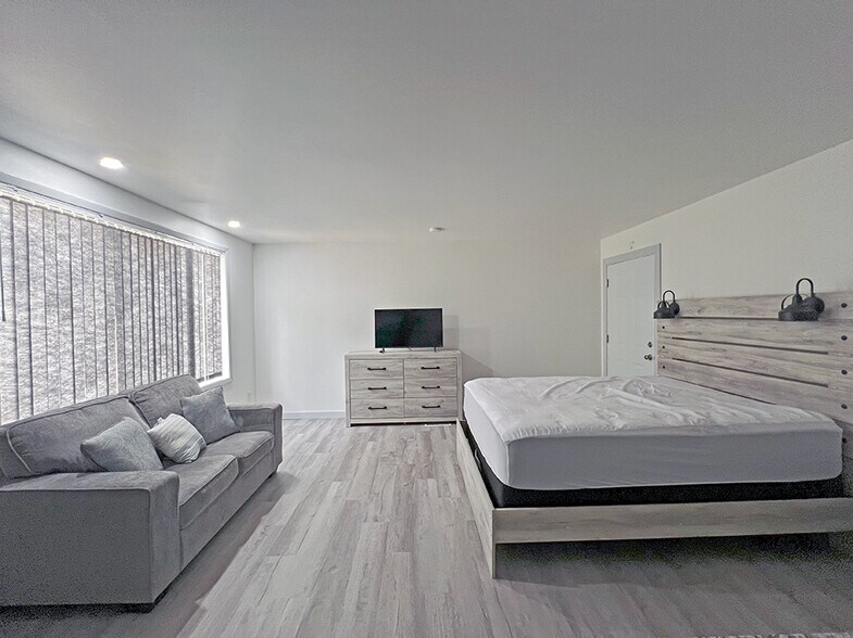 More Photos Of 334 W Main St, Decatur Flex For Sale