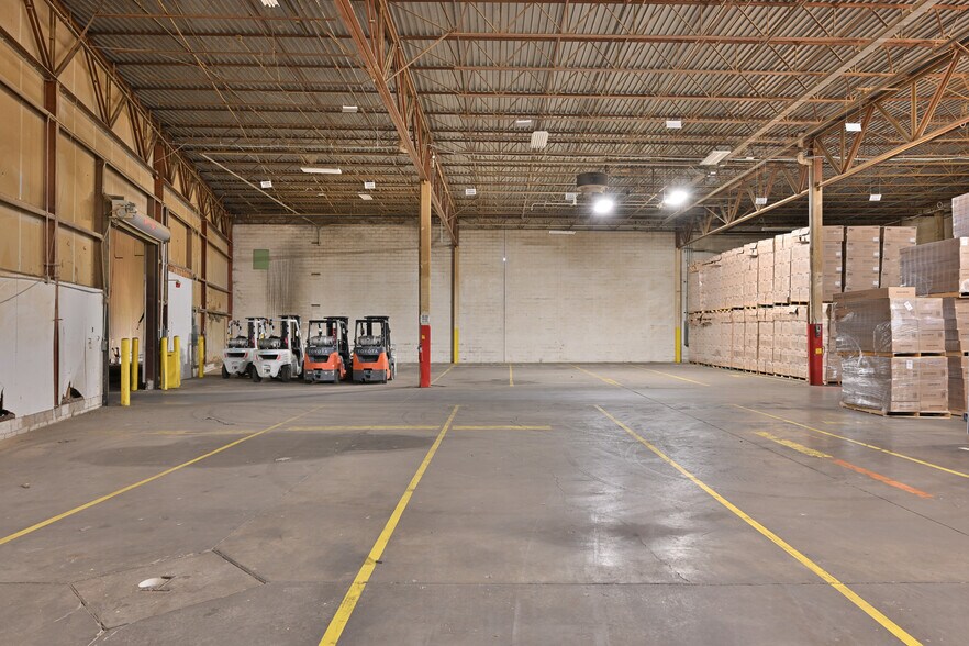 More Photos Of 202 Spaulding St, Dowagiac Distribution For Lease