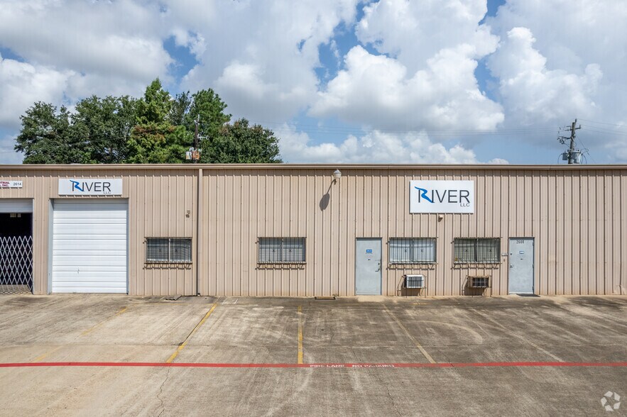 More Photos Of 2600 Center St, Deer Park Manufacturing For Lease