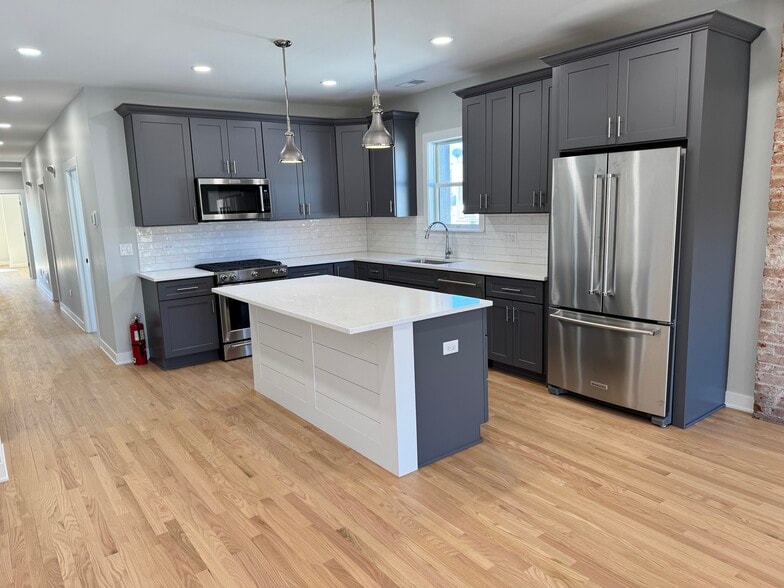 More Photos Of 20 W Jefferson Ave, Naperville Storefront For Lease