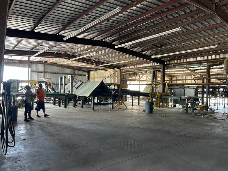 More Photos Of 351 Scottys Way, Bowling Green Service For Lease