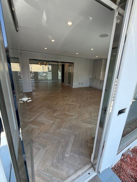 More Photos Of 733 10th St, Santa Monica Storefront Retail Office For Lease