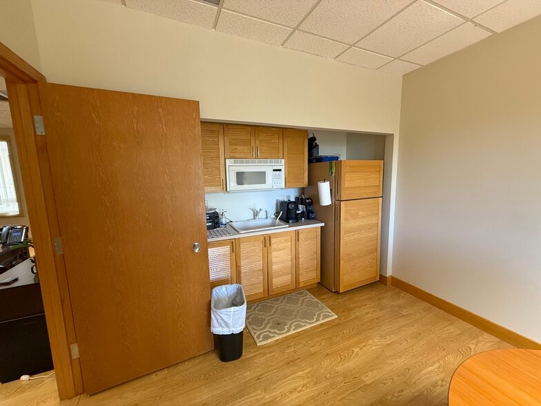 More Photos Of 400 5th Ave S, Naples Office For Lease