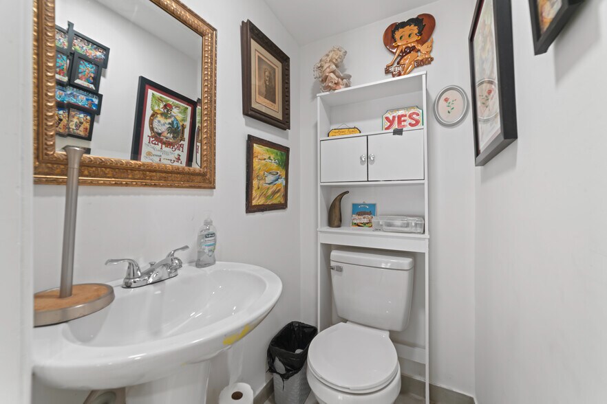 More Photos Of 370 E Prospect Rd, Oakland Park Office For Sale