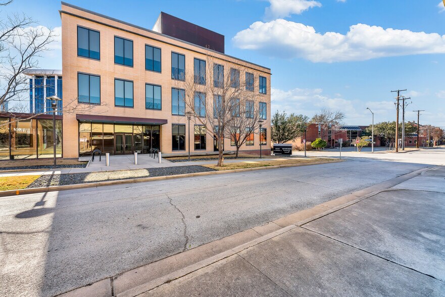 More Photos Of 100 Lexington St, Fort Worth Office For Lease