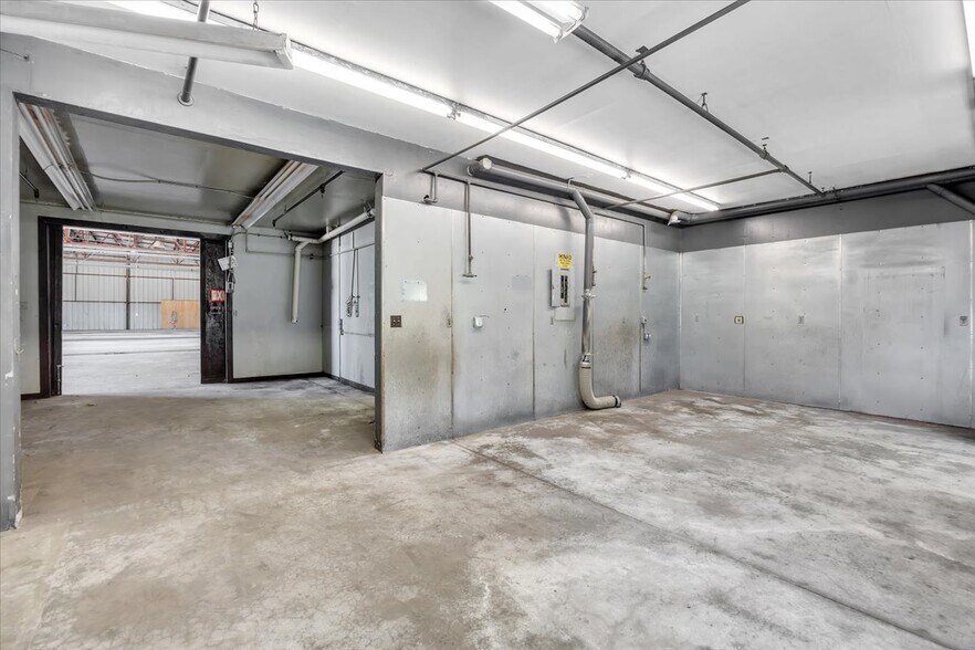 More Photos Of 20833 Mechanical Dr, Sonora Warehouse For Sale