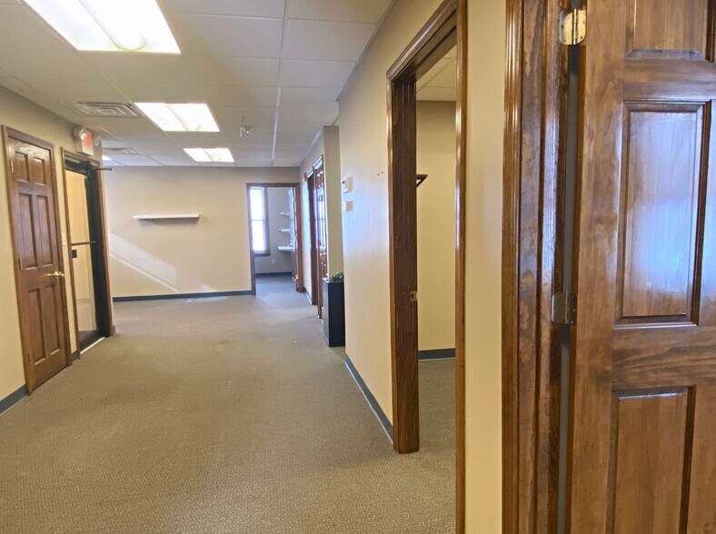 More Photos Of 7 Bedford St, Burlington Office For Lease