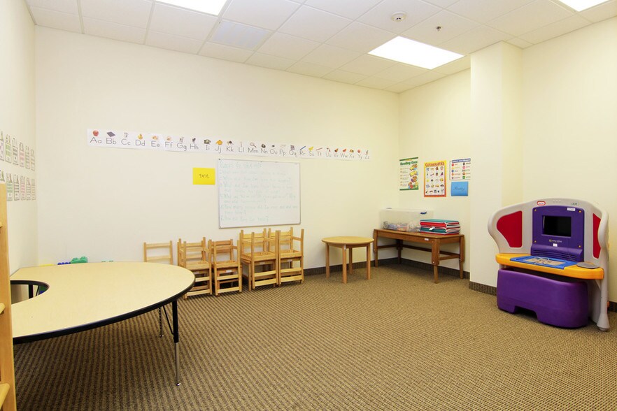More Photos Of 8955 South Fwy, Houston Schools For Lease