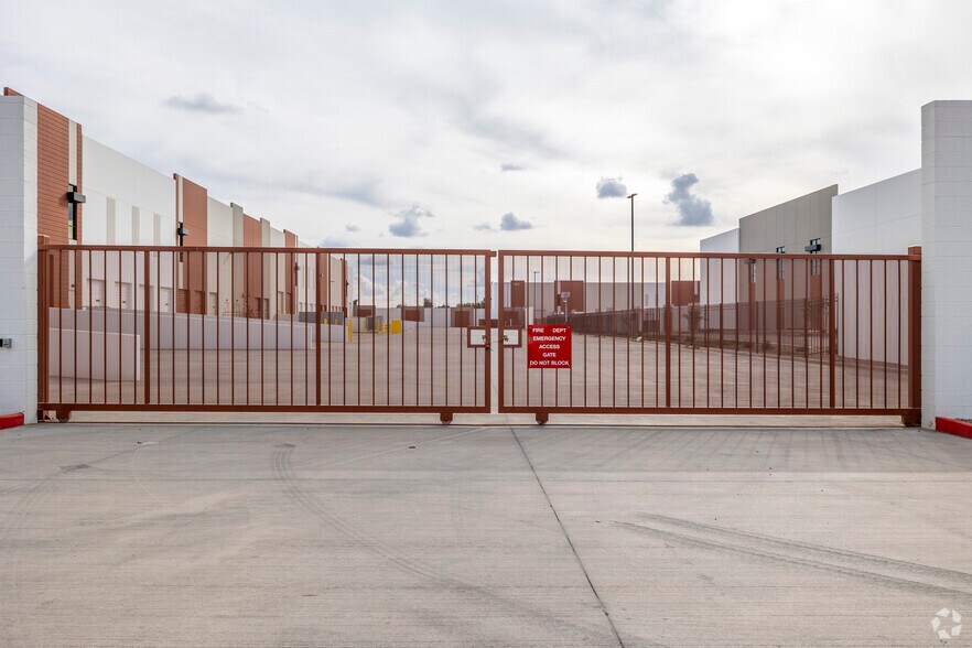 More Photos Of 2950 S McQueen Rd, Chandler Manufacturing For Sale