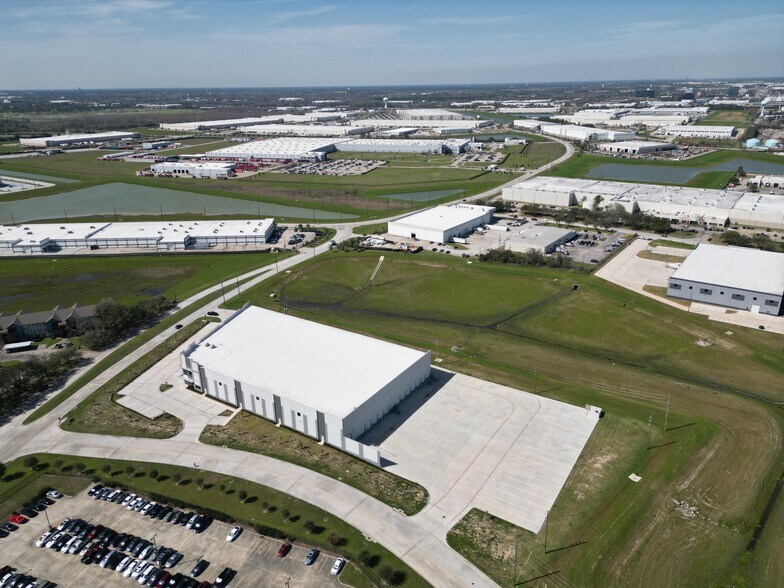 More Photos Of 10450 Greens Crossing Blvd, Houston Distribution For Sale