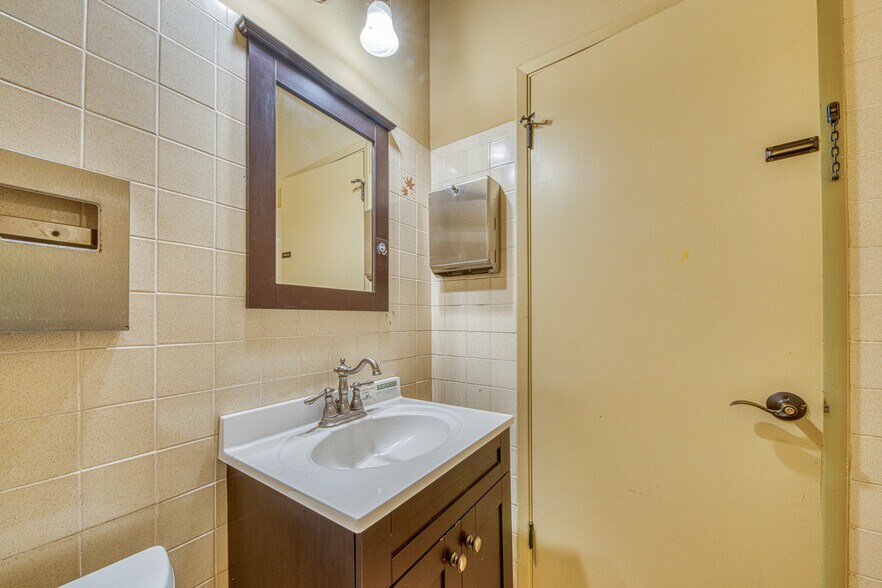 More Photos Of 729 S Main St, Salinas Office For Sale