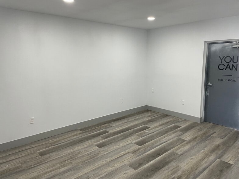 More Photos Of 944 Country Club Blvd, Cape Coral Warehouse For Lease