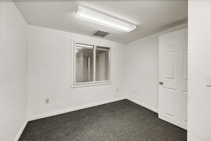 More Photos Of 50 S End Plz, New Milford Light Distribution For Sale