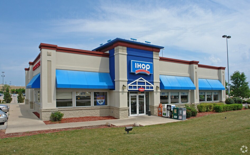 Primary Photo Of 5800 Durand Ave, Racine Restaurant For Lease