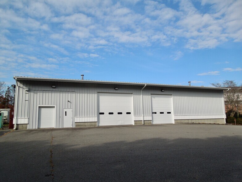 More Photos Of 62 Industrial Park Rd, Plymouth Warehouse For Lease