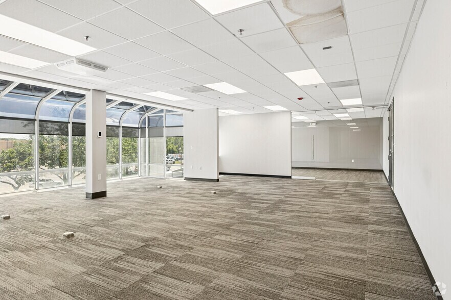 More Photos Of 7171 W 95th St, Overland Park Unknown For Lease