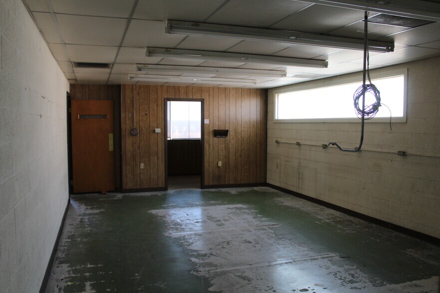 More Photos Of 814 9th St, Woodward Office For Sale