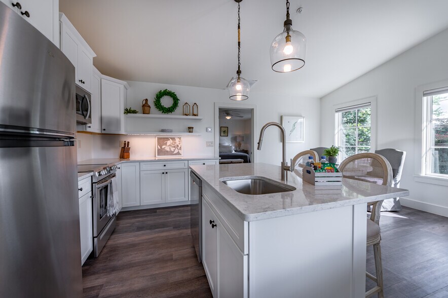 More Photos Of 118 Oak Crescent Cir, Clayton Hotel For Sale