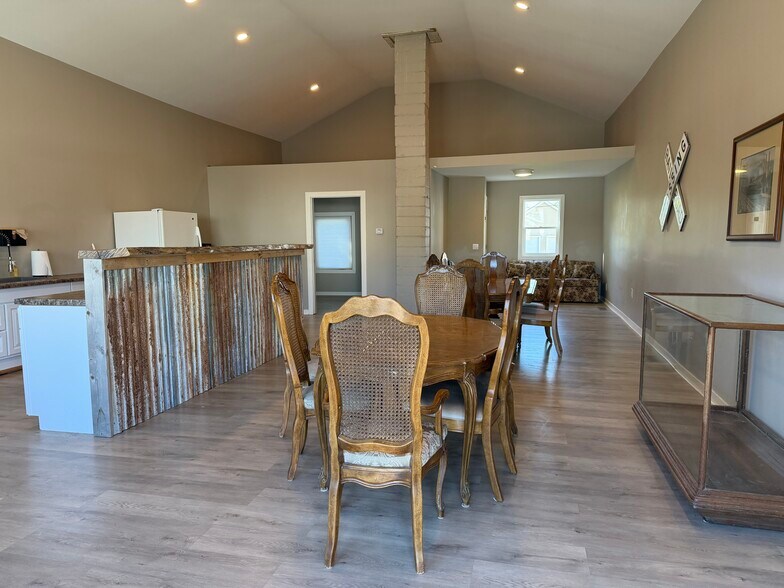 More Photos Of 105 W Vine St, Yutan General Retail For Sale