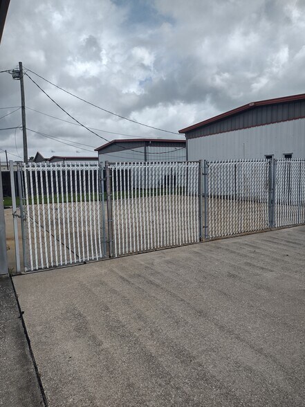 More Photos Of 1909 Lawrence Rd, Kemah Warehouse For Lease
