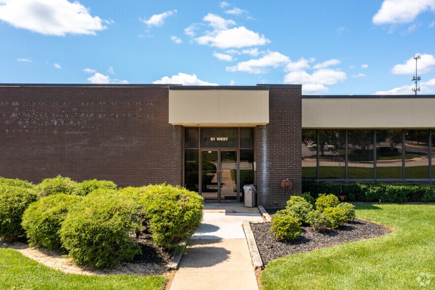 More Photos Of 21-23 W Aylesbury Rd, Timonium Light Distribution For Sale