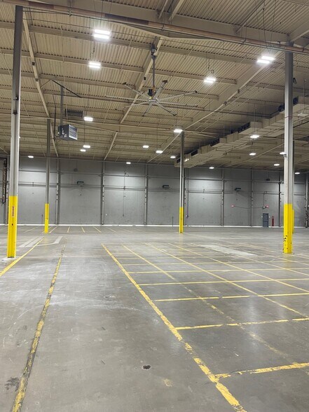 More Photos Of 1500 E Broad St, Mansfield Distribution For Lease