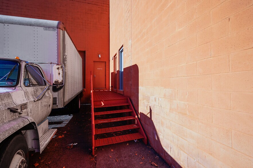 More Photos Of 4445-4449 Brookfield Corporate Dr, Chantilly Showroom For Lease