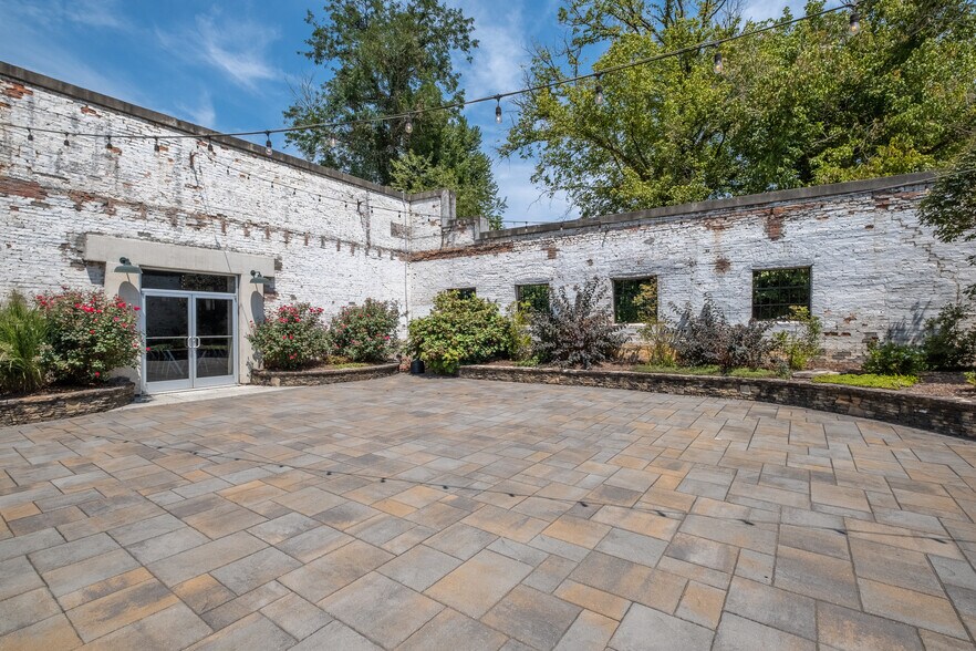 More Photos Of 11 Railroad St, Murphy Research And Development For Sale