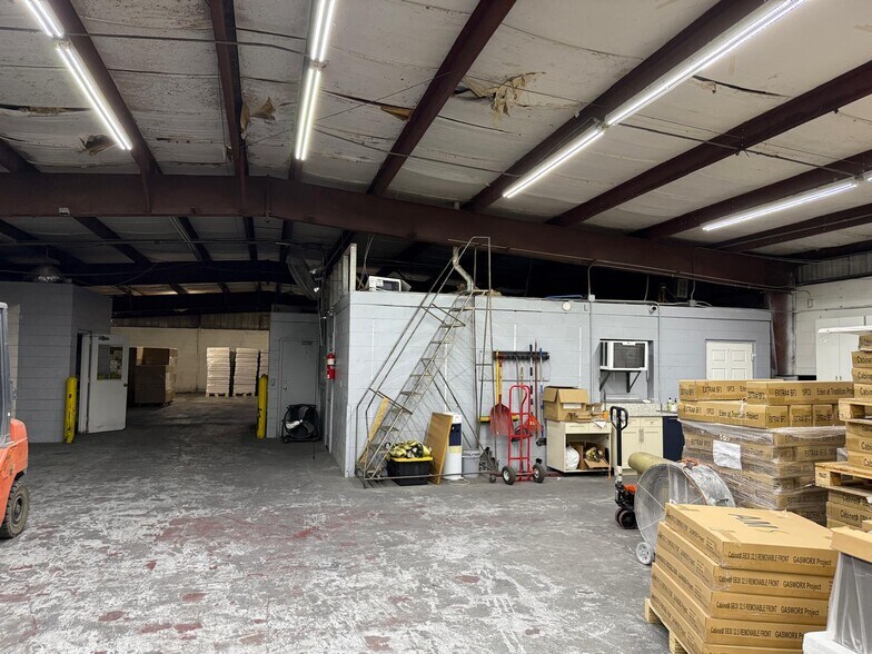 More Photos Of 325 Rand Yard Rd, Sanford Warehouse For Lease