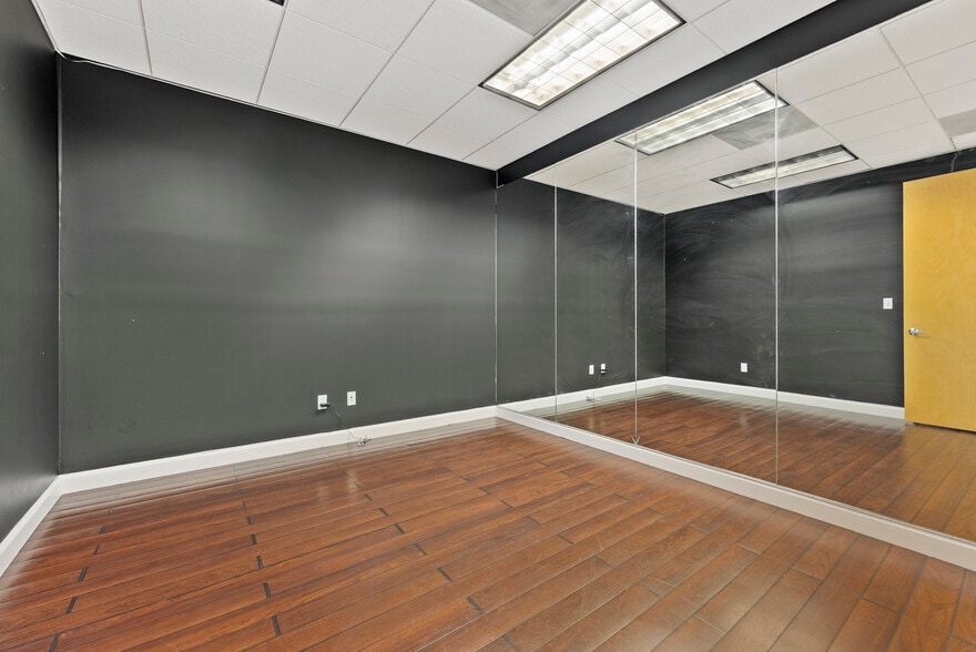 More Photos Of 20165-20199 NE 16th Pl, Miami Flex For Lease