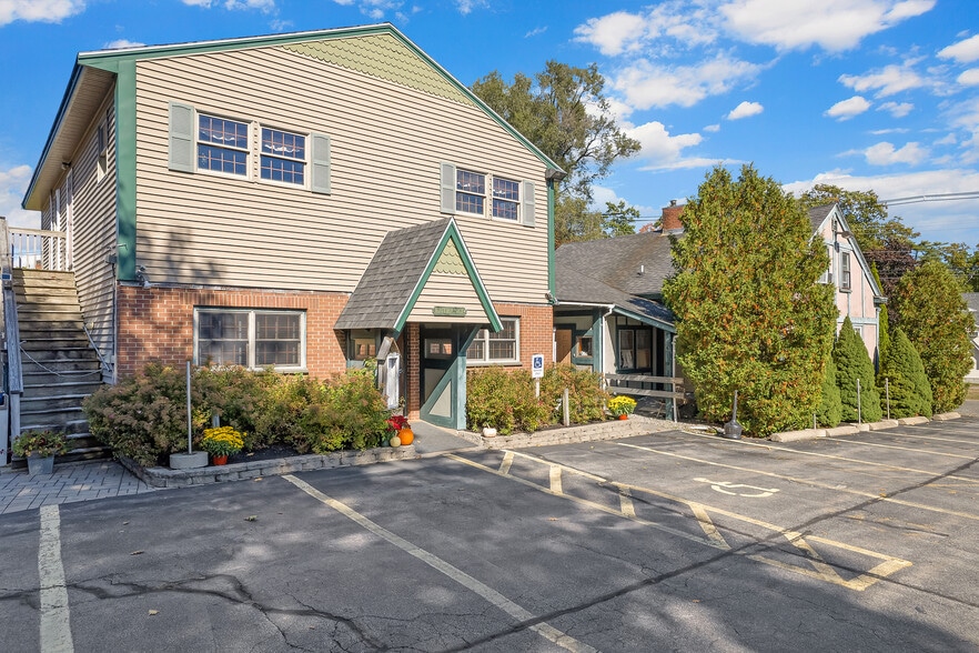 More Photos Of 52 Post Rd, Wells Restaurant For Sale