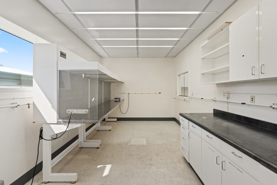 More Photos Of 1388 Antelope Rd, White City Office For Sale