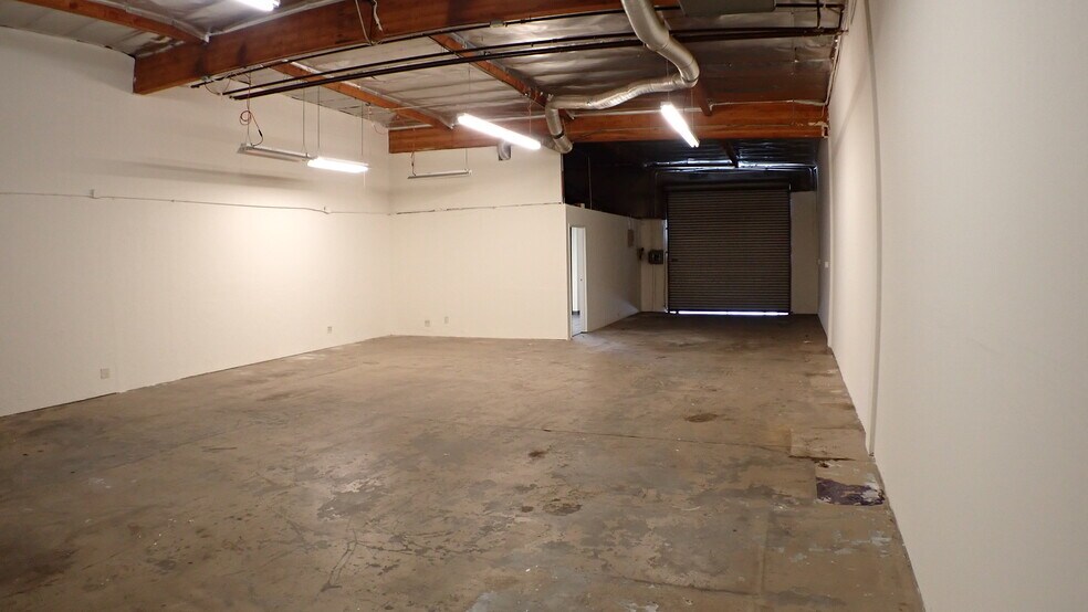 More Photos Of 19215 Parthenia St, Northridge Service For Lease
