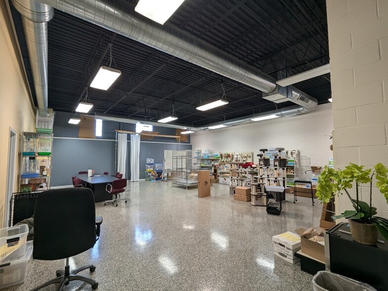 More Photos Of 224 N Maplewood Ave, Chicago Warehouse For Lease