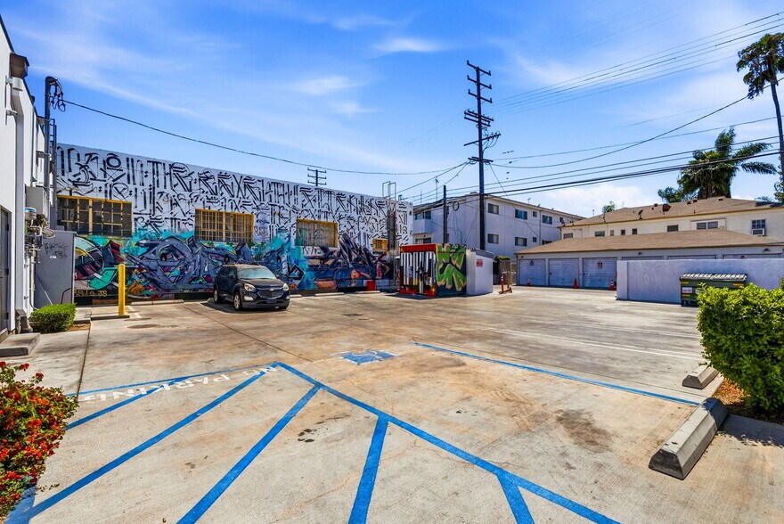More Photos Of 465 N Fairfax Ave, Los Angeles Fast Food For Lease