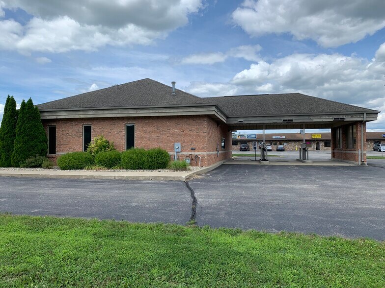 More Photos Of 422 N Main St, Middlebury Showroom For Lease