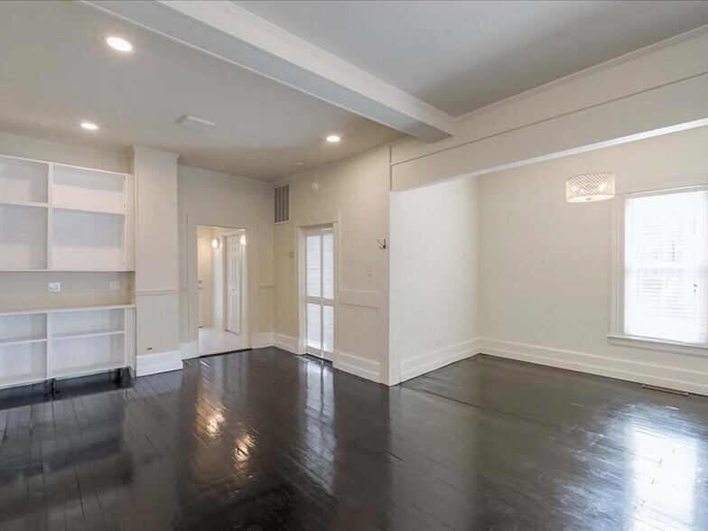 More Photos Of 513 E High St, Lexington Freestanding For Lease