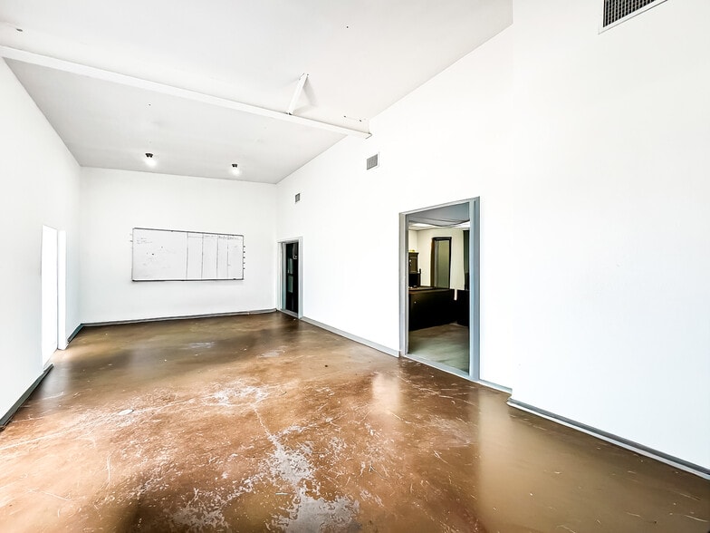 More Photos Of 3801 Saturn Rd, Corpus Christi Warehouse For Sale