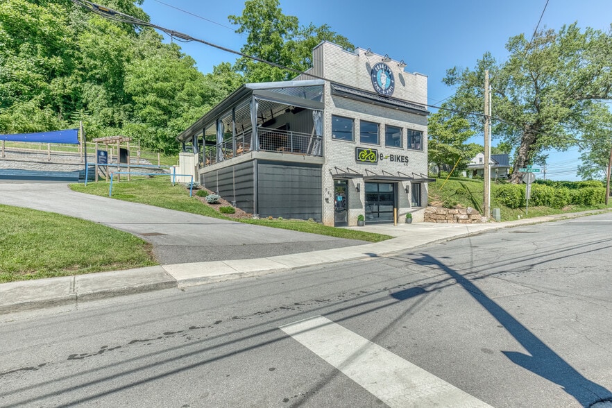 More Photos Of 640 E Maple St, Johnson City Bar For Sale