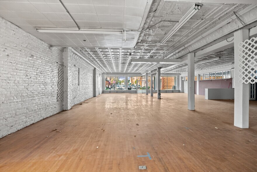 More Photos Of 1850 Church St, Appomattox Bar For Sale