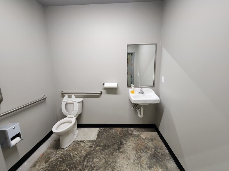 More Photos Of 475 Three Springs rd, Bowling Green Service For Lease