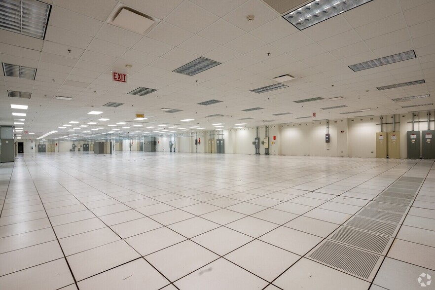 More Photos Of 4 Overlook Pt, Lincolnshire Office For Lease