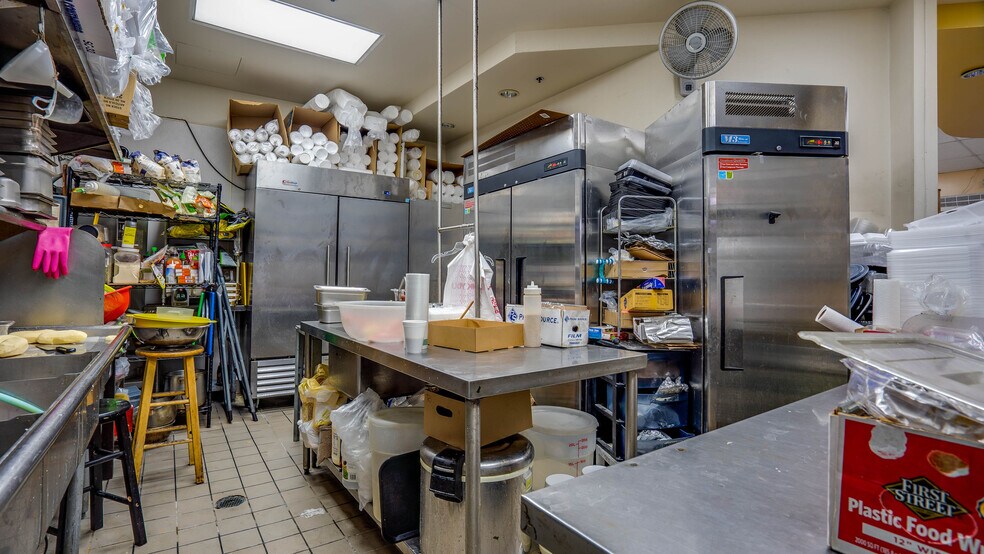 More Photos Of 1015 Crocker St, Los Angeles General Retail For Sale